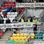 Българските фенове в Дъблин с плакати против Борислав Михайлов