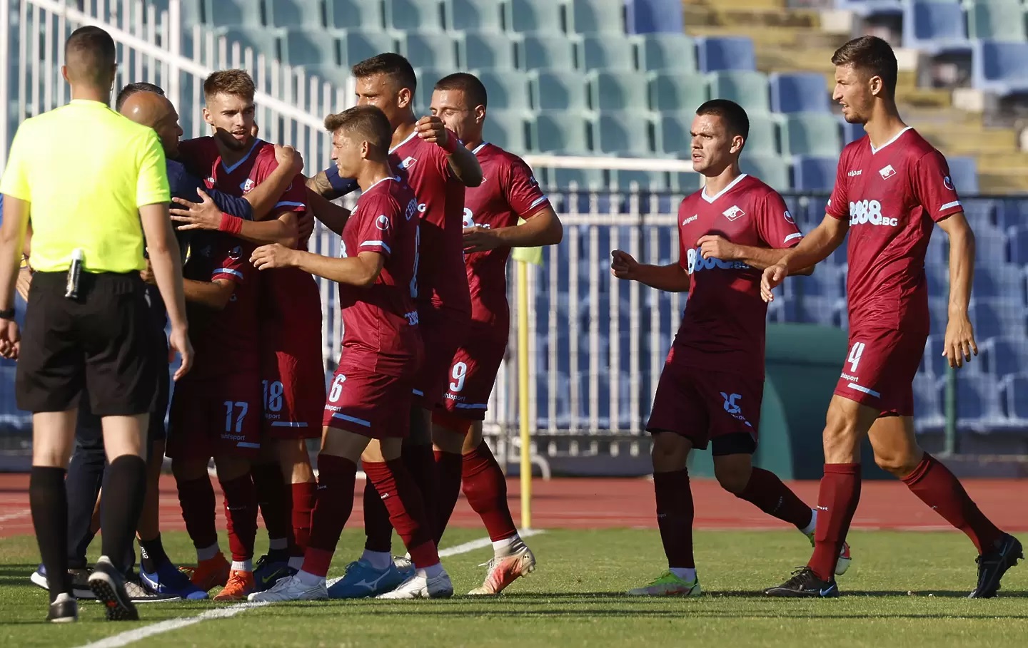 Стартовите състави на Септември и Локомотив София width=