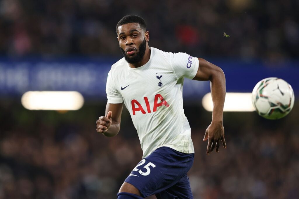 Астън Вила влиза в битката за защитник на Тотнъм