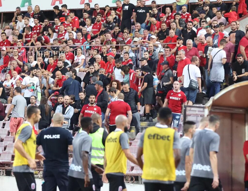 Пенев и Младенов бяха посрещнати на “Армията” с нецензурни думи