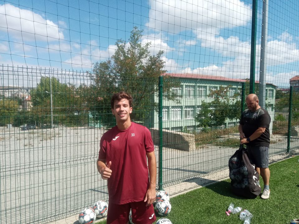 Флангови нападател от Венецуела води тренировки с Етър