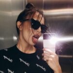 Николета с провокативна снимка пред огледалото