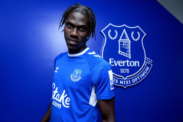 Евертън привлече белгийски полузащитник от Лил width=