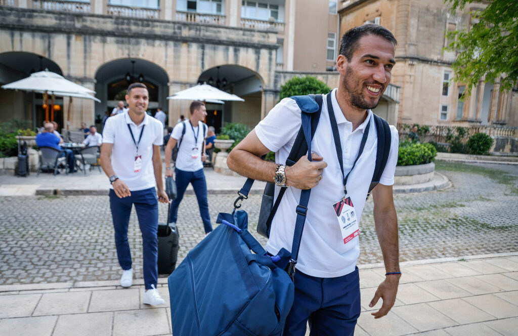 В Левски няма да прибързват с пускането в игра на Попето