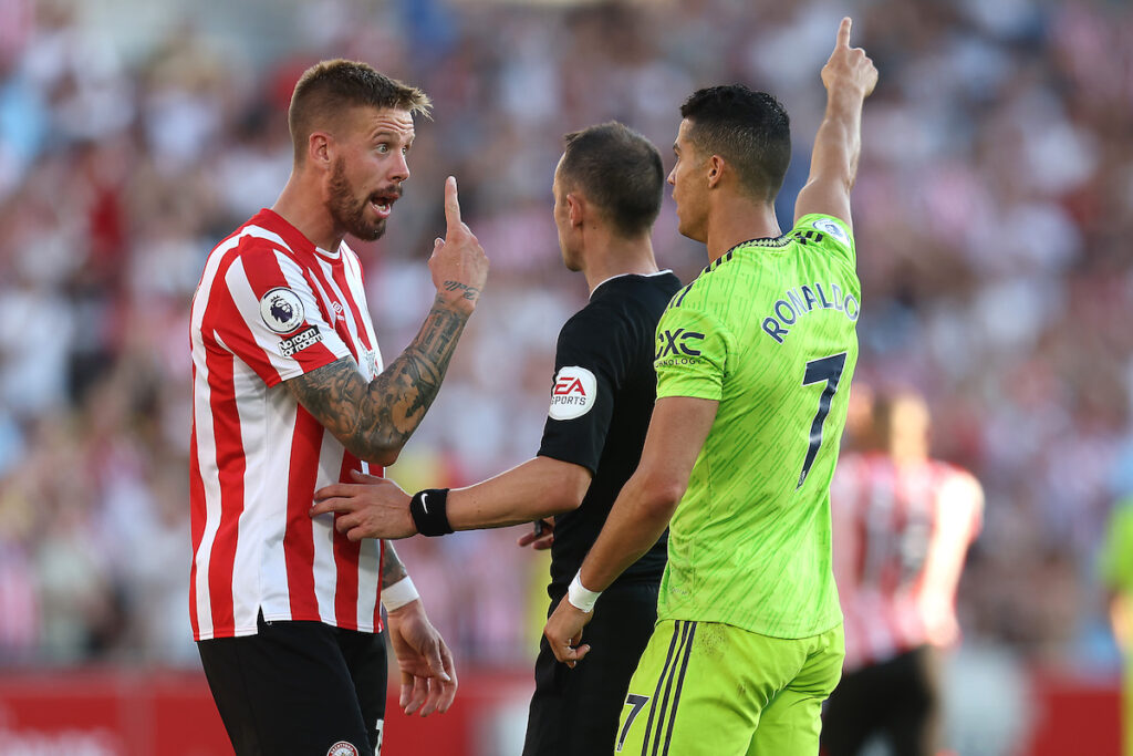 Недостойно – в Брентфорд се подиграха на Ман Юнайтед и Роналдо