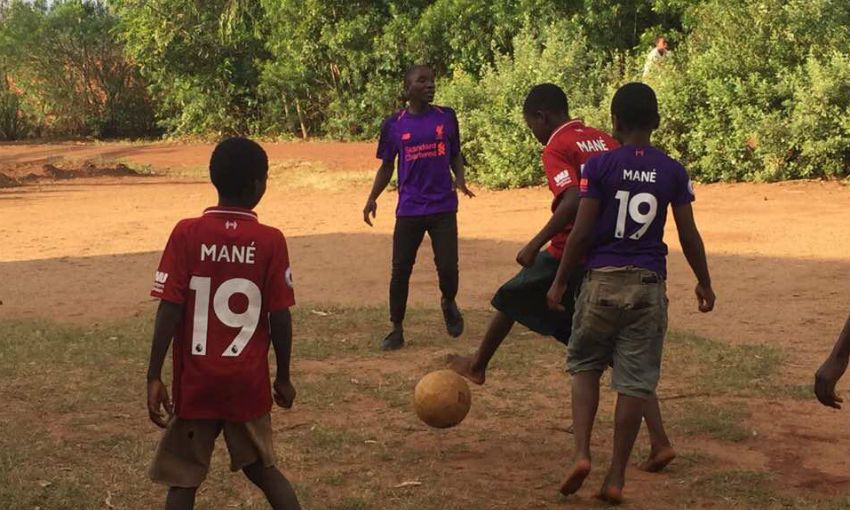 Когато освен топ-футболист си и голям човек – Садио Мане