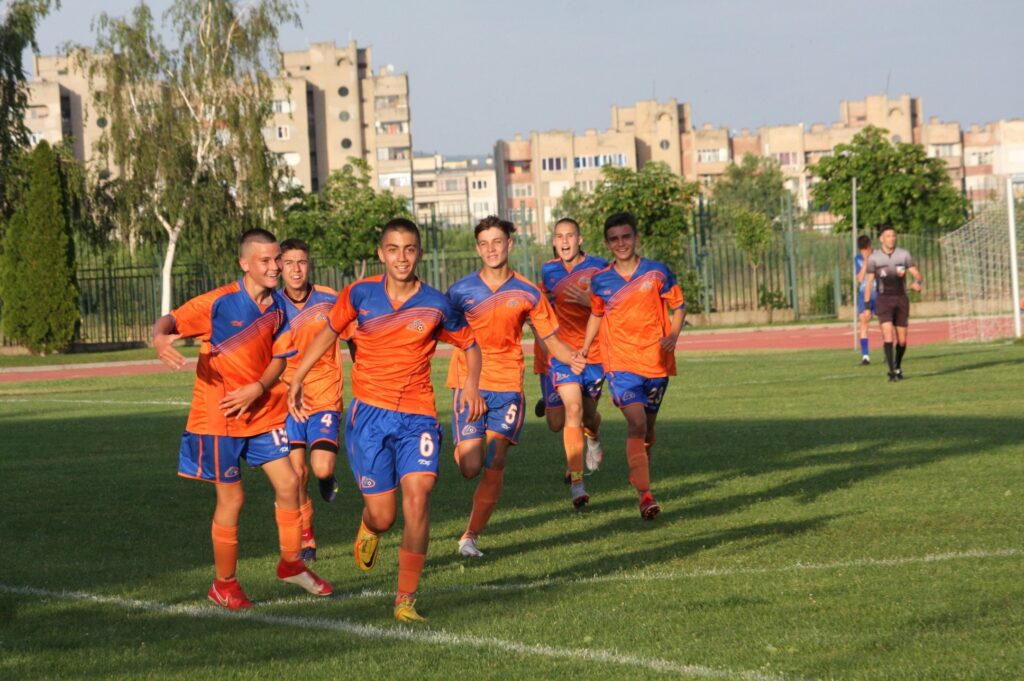 Сливен се завърна в Трета лига със загуба в Първомай