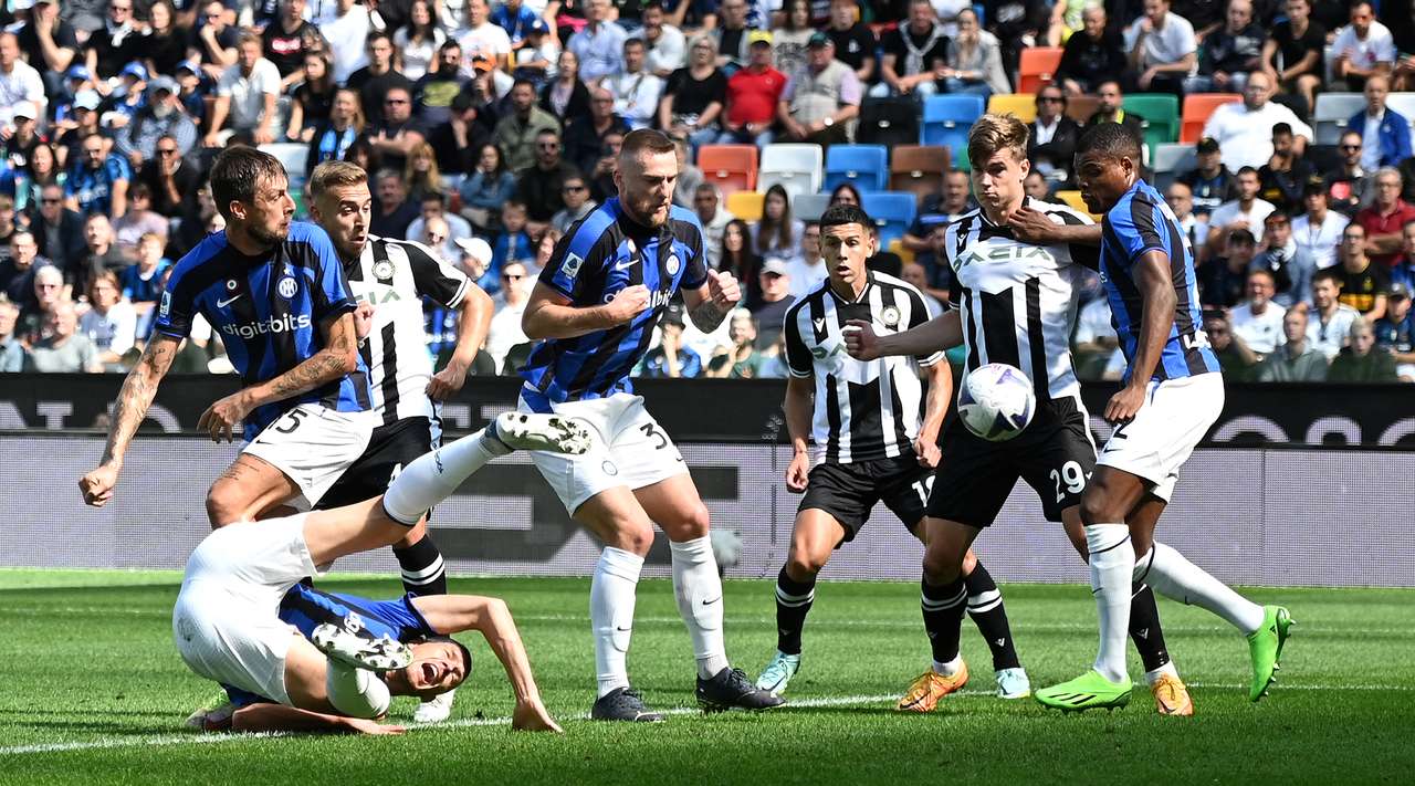 Интер крушира срещу Удинезе, столът на Индзаги се клати width=