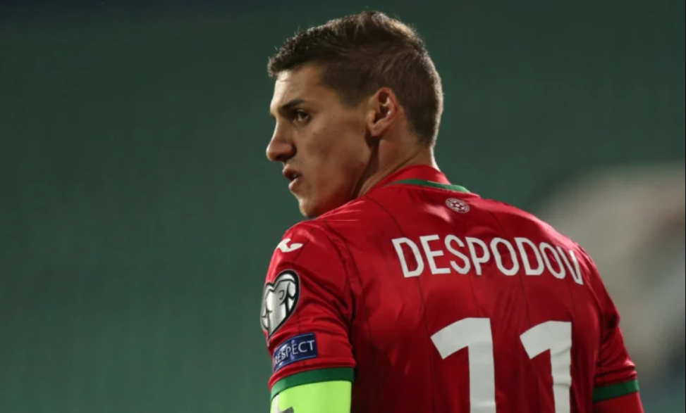 Младен Кръстаич дава капитанската лента на Кирил Десподов