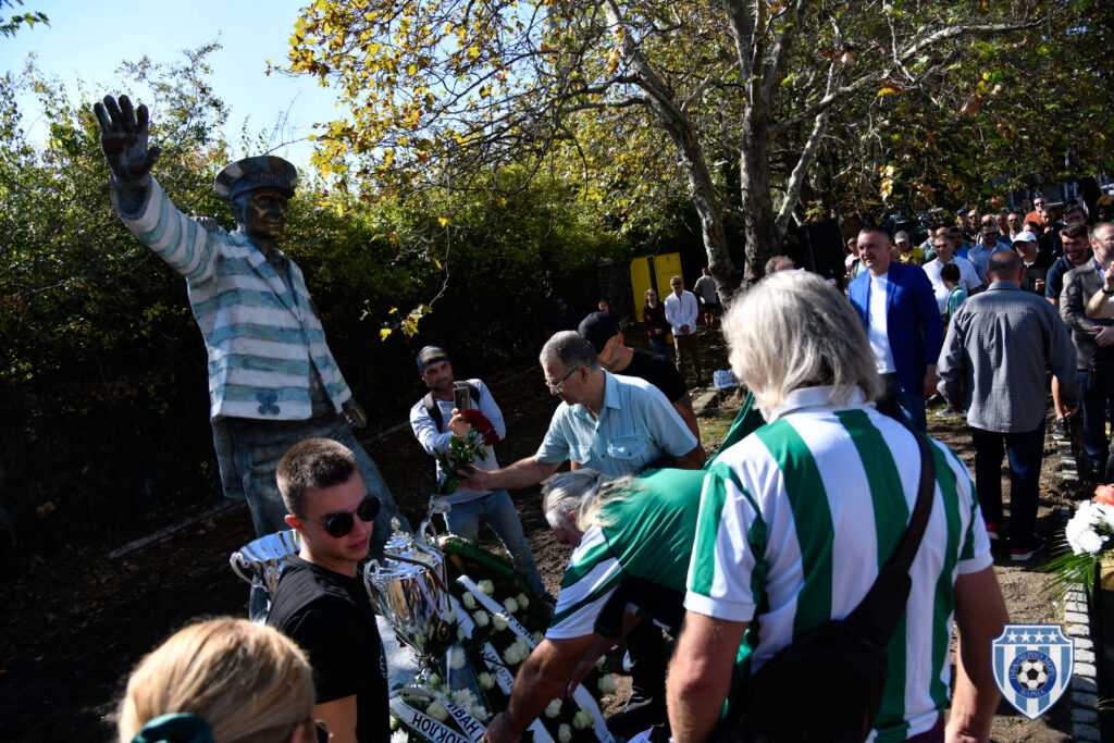 Паметникът на Никола Спасов беше открит пред “Тича”