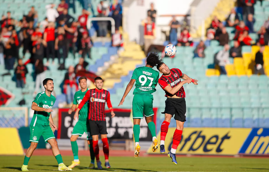 Хебър се отлепи от дъното след голова фиеста с Локомотив (София) width=