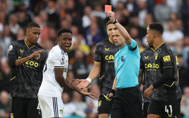 Астън Вила игра цяло полувреме с човек повече, но изпусна Лийдс width=