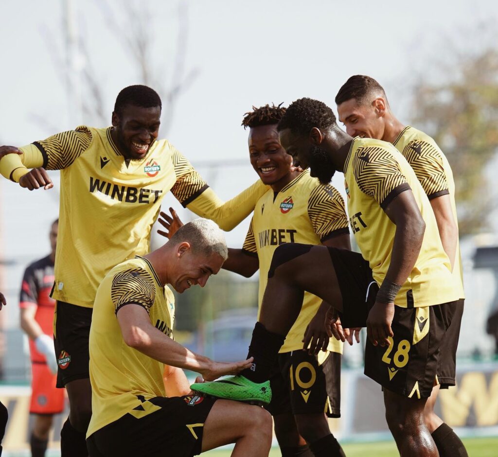 Ботев с три контроли на лагера в Дубай