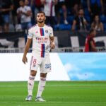 Полузащитник сменя Франция за Алжир