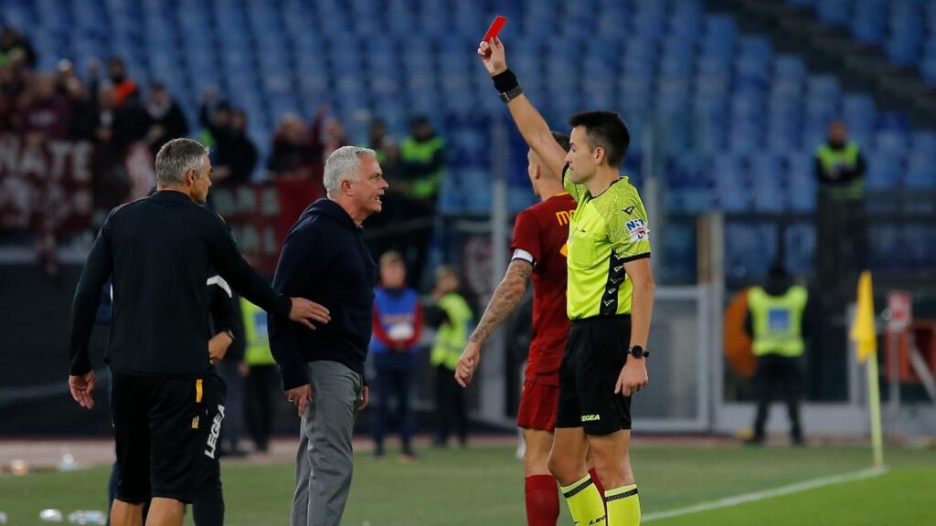 Моуриньо наказан за мача с Милан