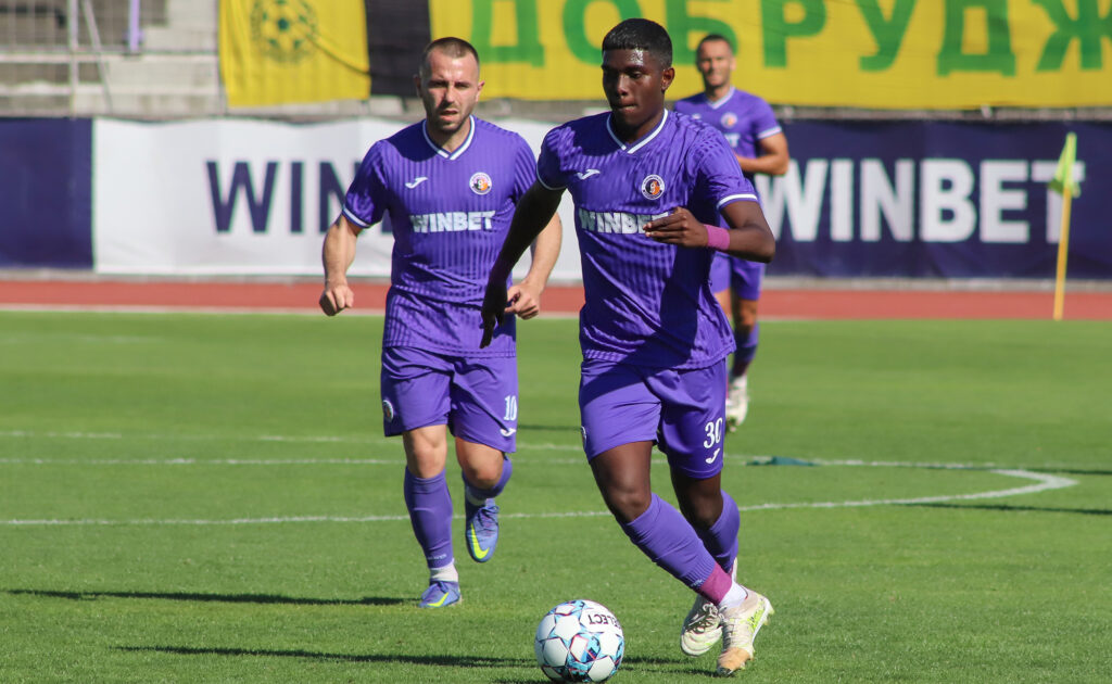 Етър продължи договора на панамски национал