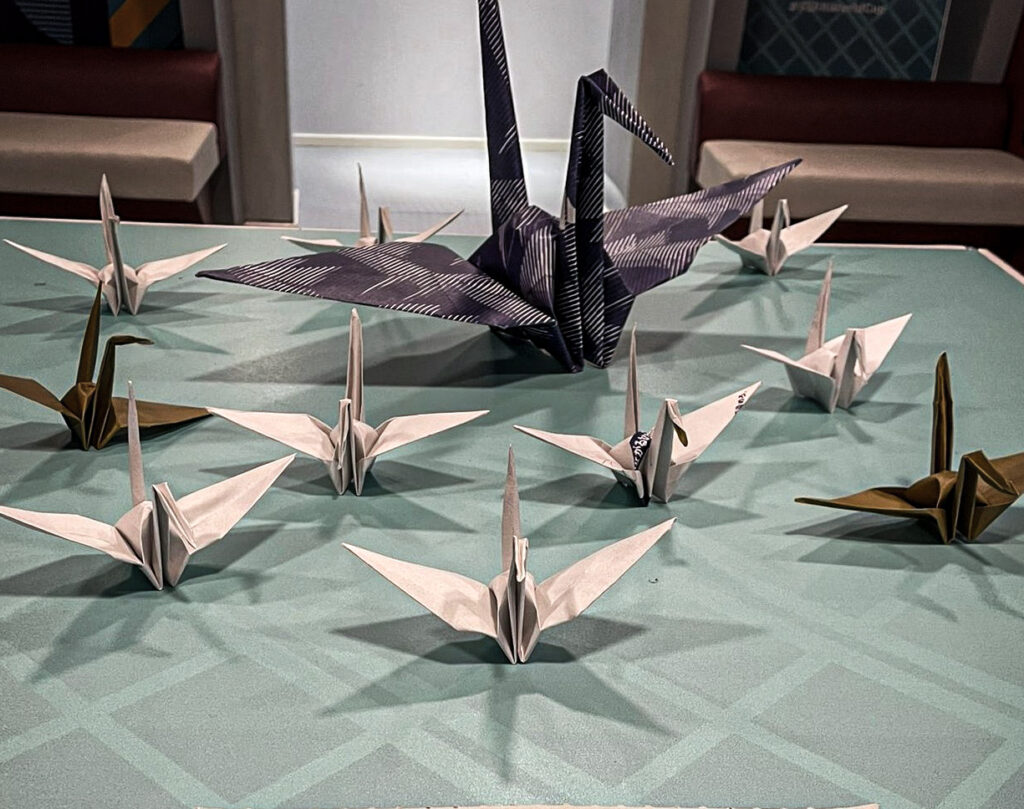 Япония благодари на домакините с 11 жерави