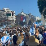 Синьо-бяла лудост по улиците на Буенос Айрес (снимки)