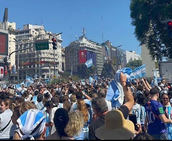 Синьо-бяла лудост по улиците на Буенос Айрес (снимки)