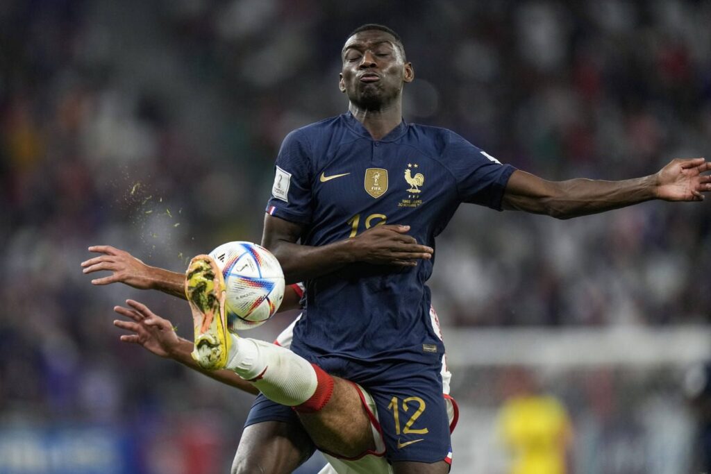 Милан следи откритие на Дешан