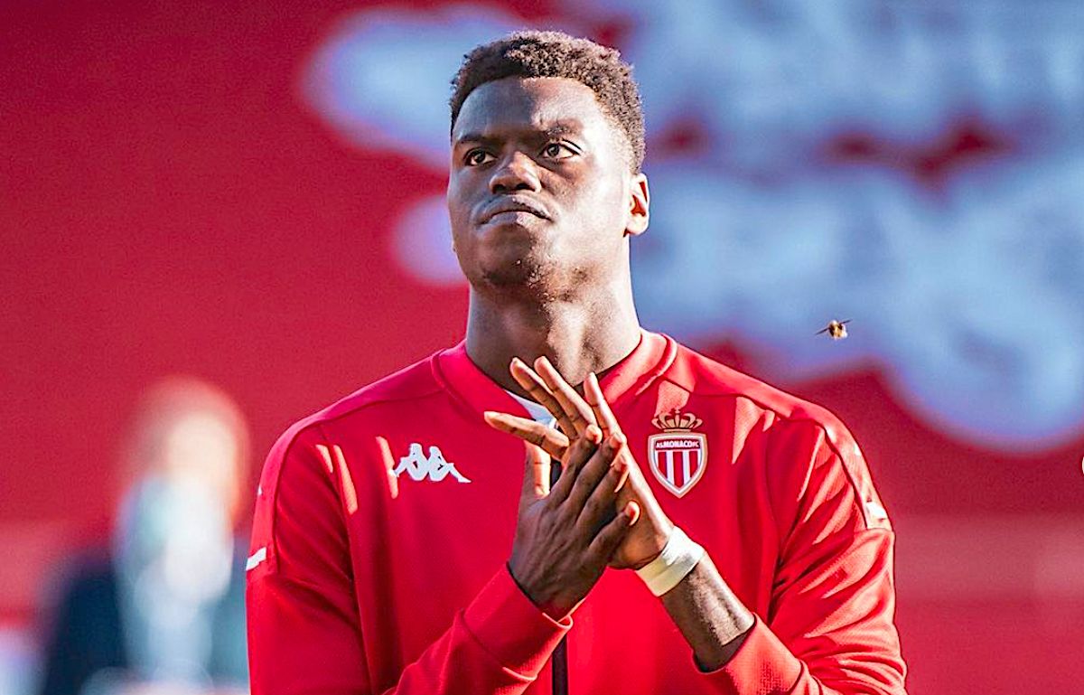 Челси има план за привличането на Беноа Бадиашил width=