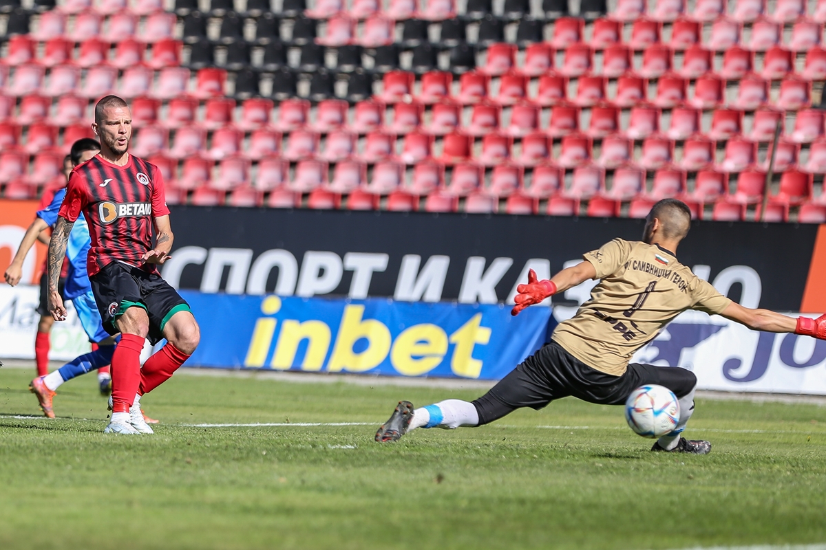 Футболист на Локо София премина в кошмар на Левски width=