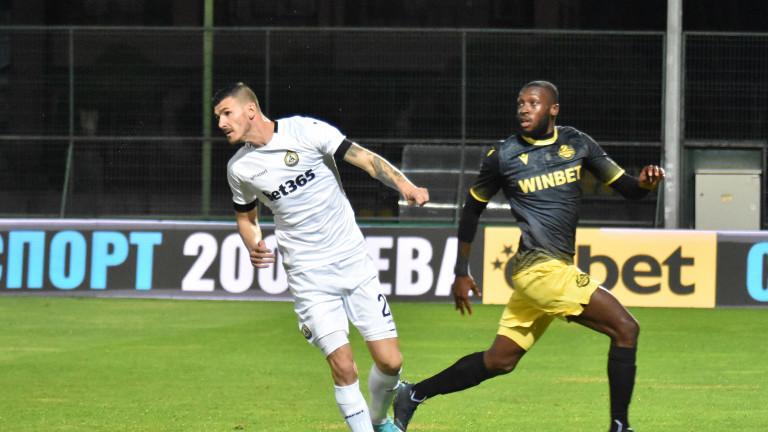 Стартовите състави на Славия и Ботев Пловдив