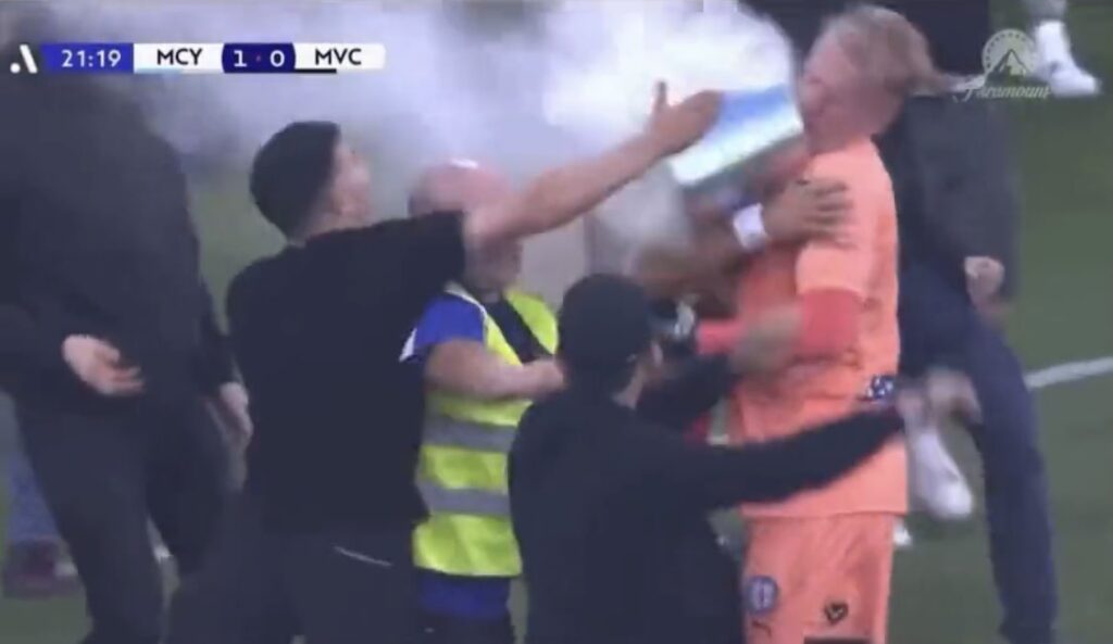 Батални сцени прекъснаха дербито на Мелбърн