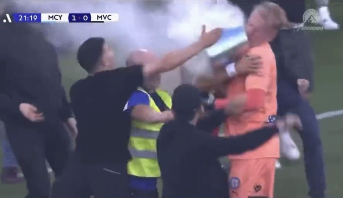 Батални сцени прекъснаха дербито на Мелбърн width=