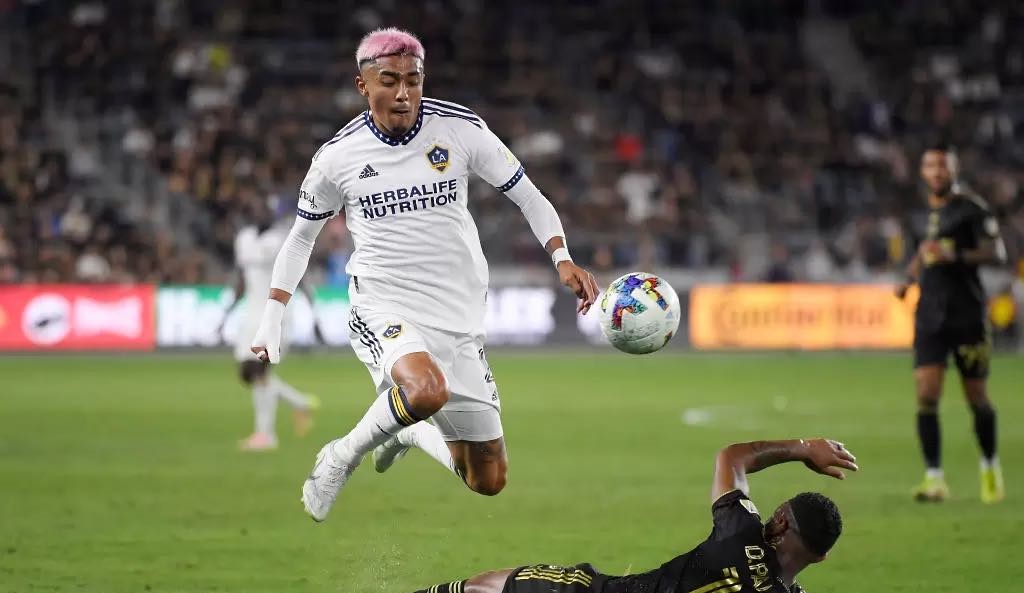 Барса отправи оферта за защитник от МЛС width=