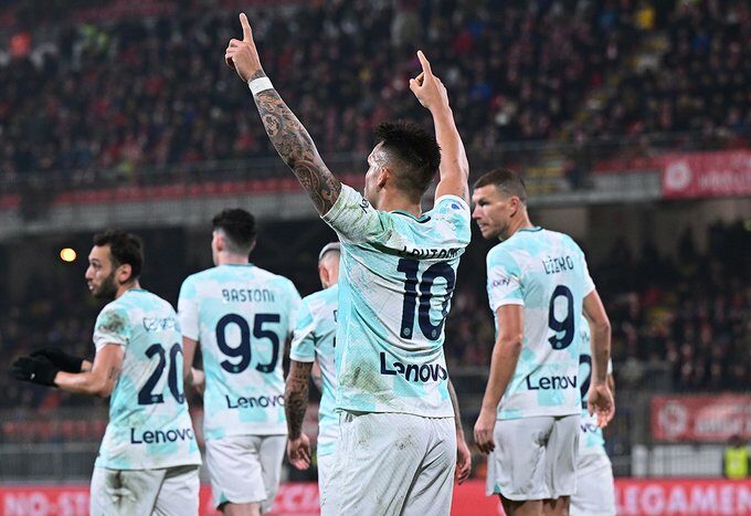 Интер ще се раздели с почти цял титулярен състав през лятото