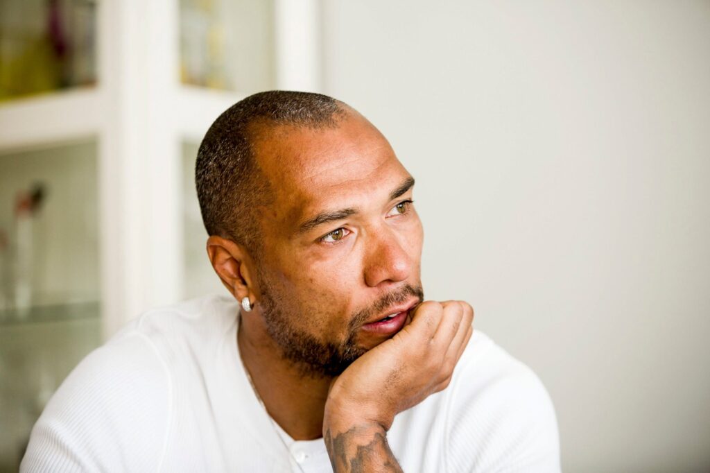 Карю умолява да го пуснат от килията, за да работи като треньор