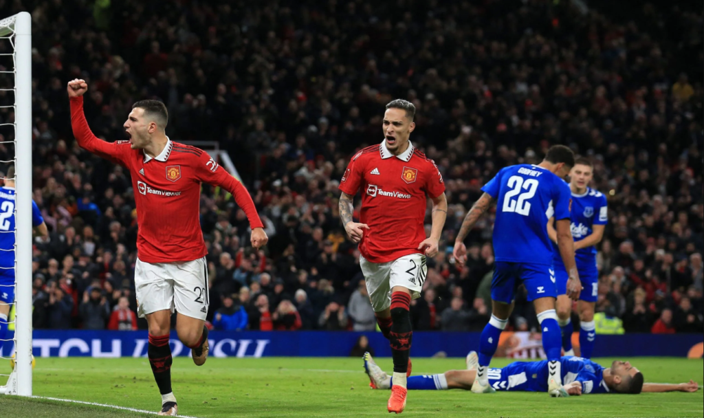 Автогол помогна на Манчестър Юнайтед да изхвърли Евертън от ФА Къп