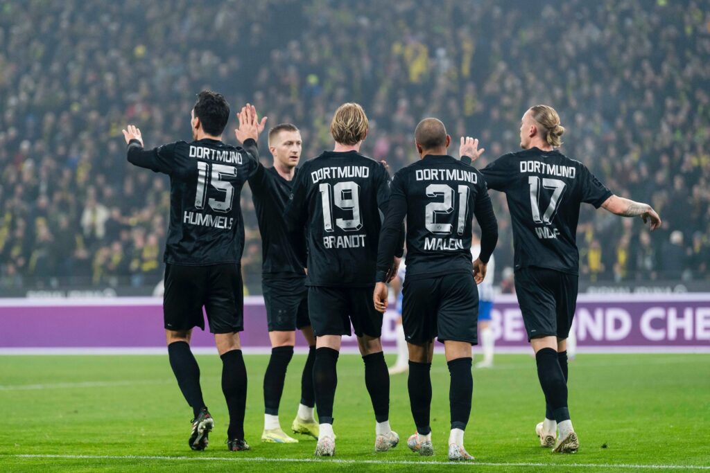 Борусия Дортмунд се изравни с лидерите след разгром над Херта