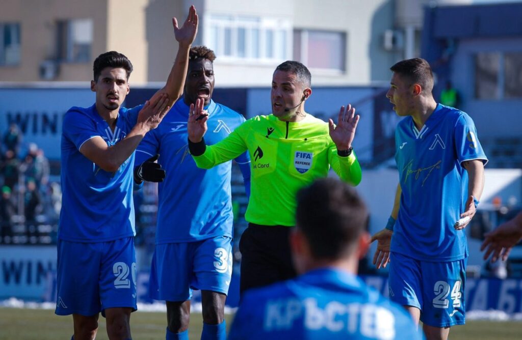 Арис иска звезда в защитата на Левски