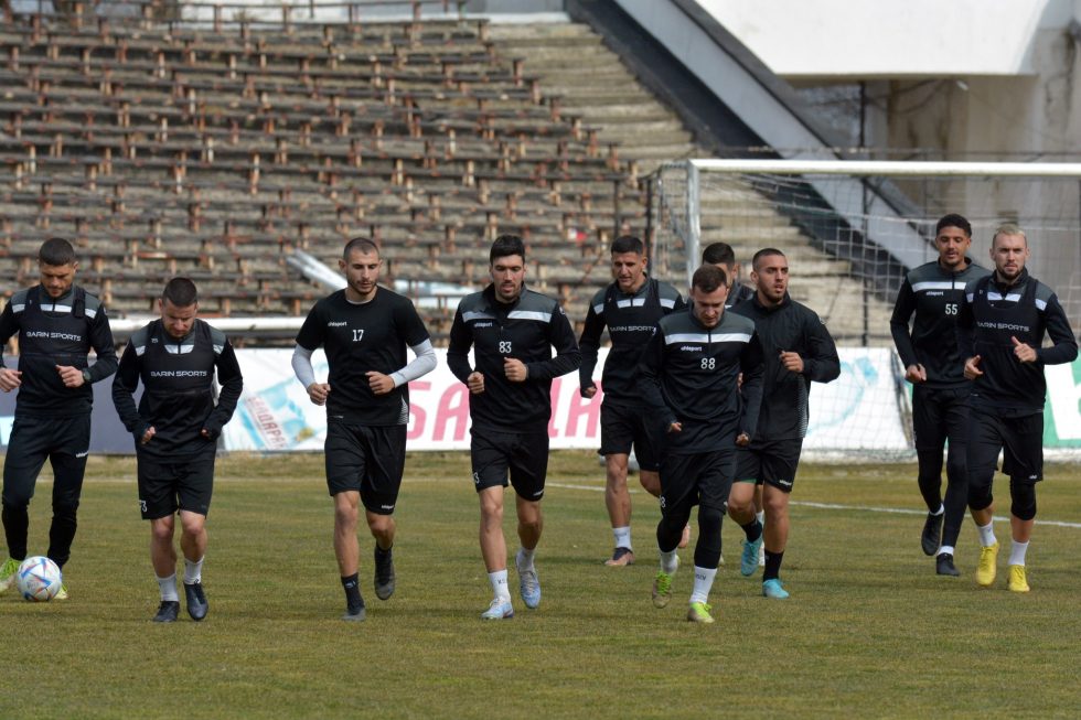 Основни играчи се завръщат за Славия срещу Хебър