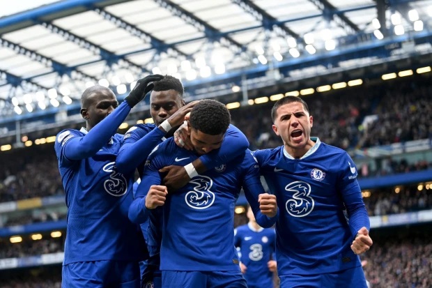 Челси си припомни какво е победа с труден успех над Лийдс width=