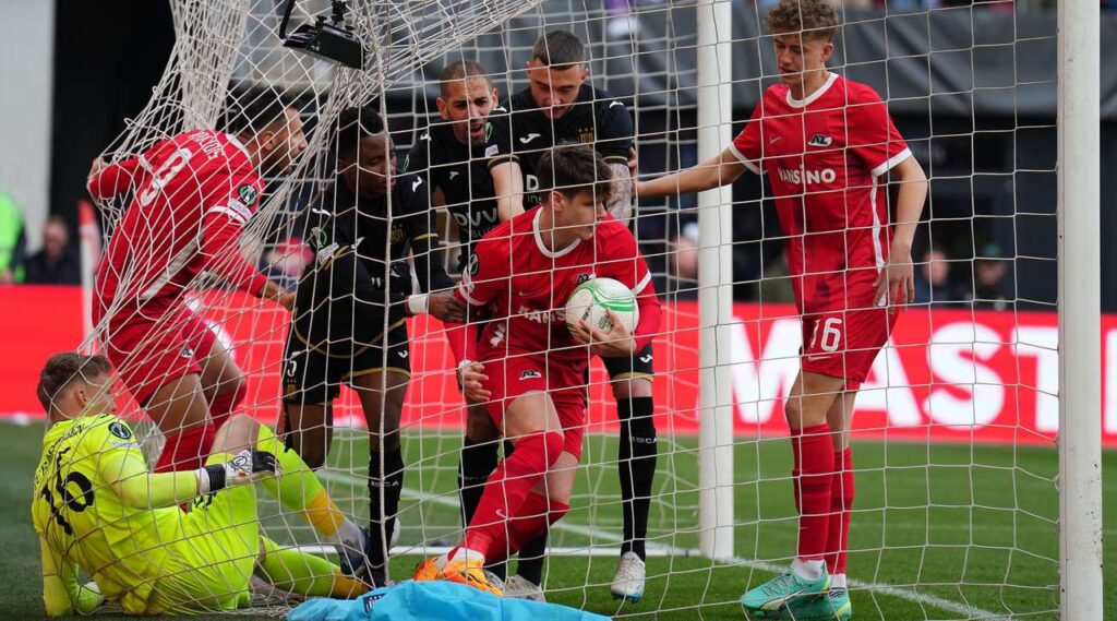 АЗ Алкмаар премина през рулетката на дузпите, но преодоля Андерлехт