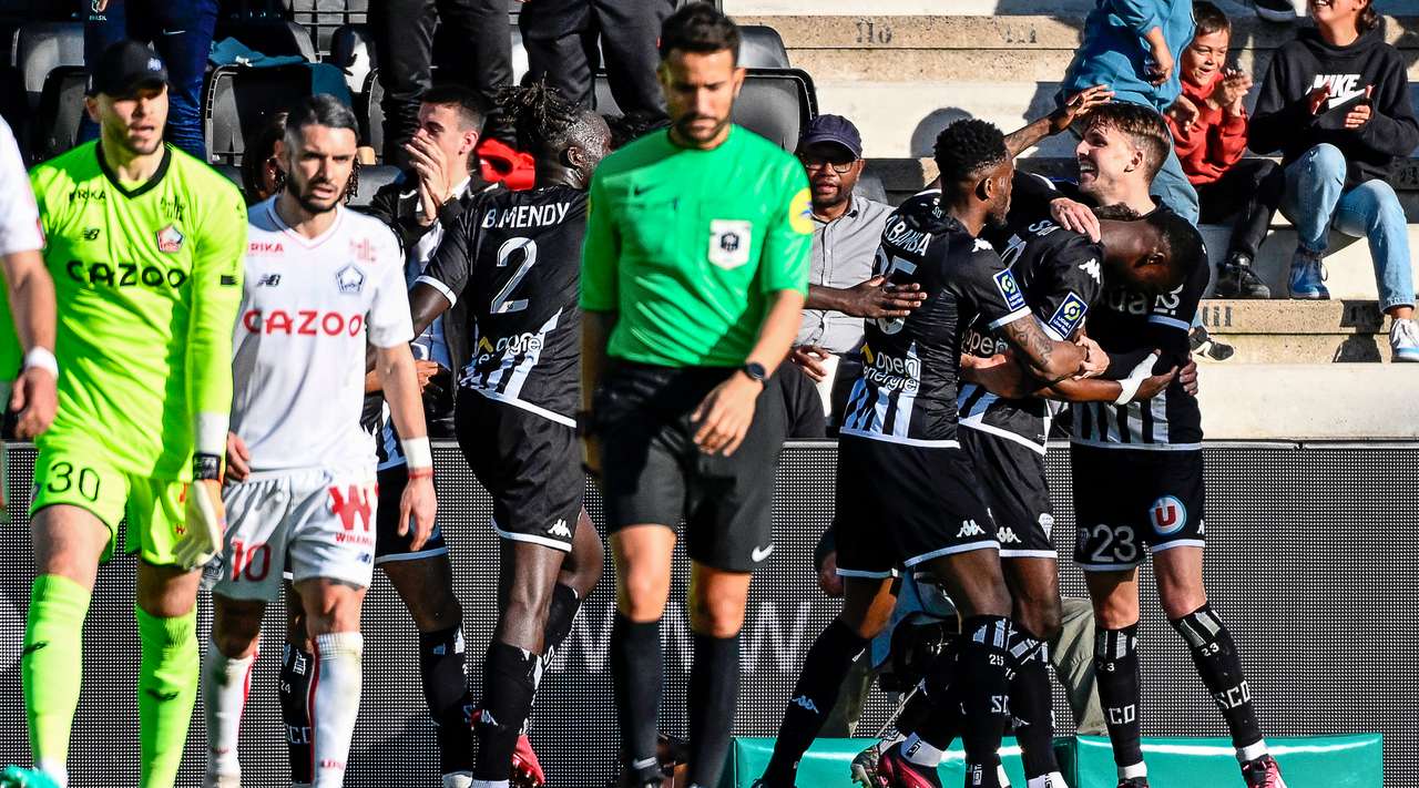 Анже шокира Лил в последните минути width=