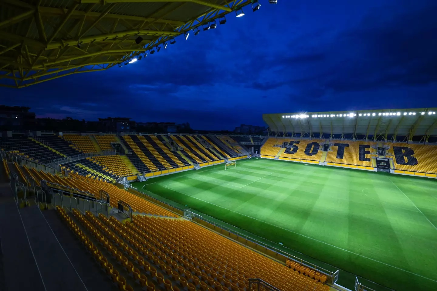 Феновете на Ботев са против идеята Крумовград да играе на „Колежа“ width=