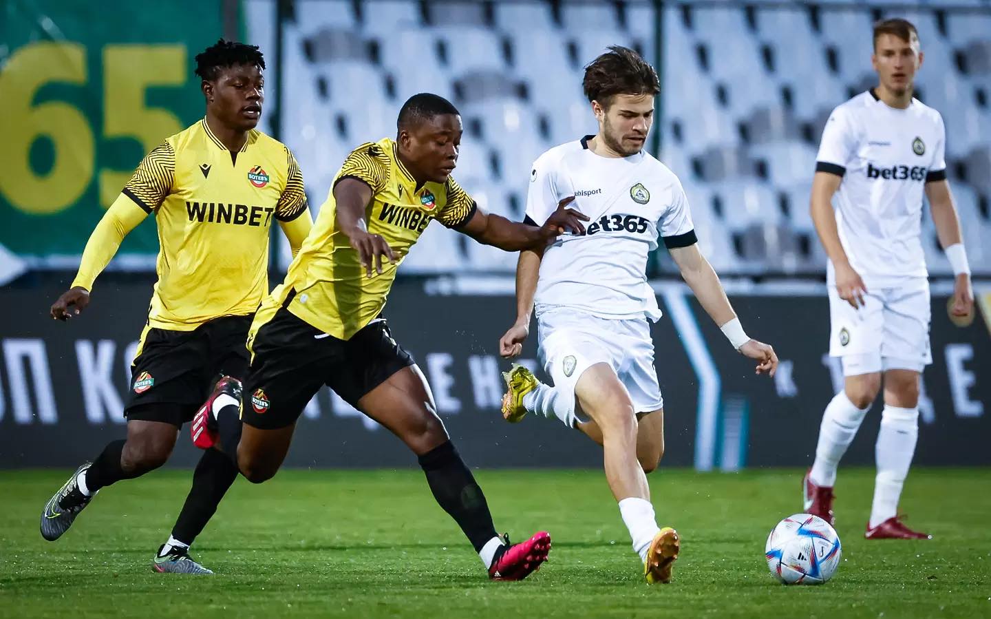 Ботев Пловдив спъна Славия в битката за Европа width=