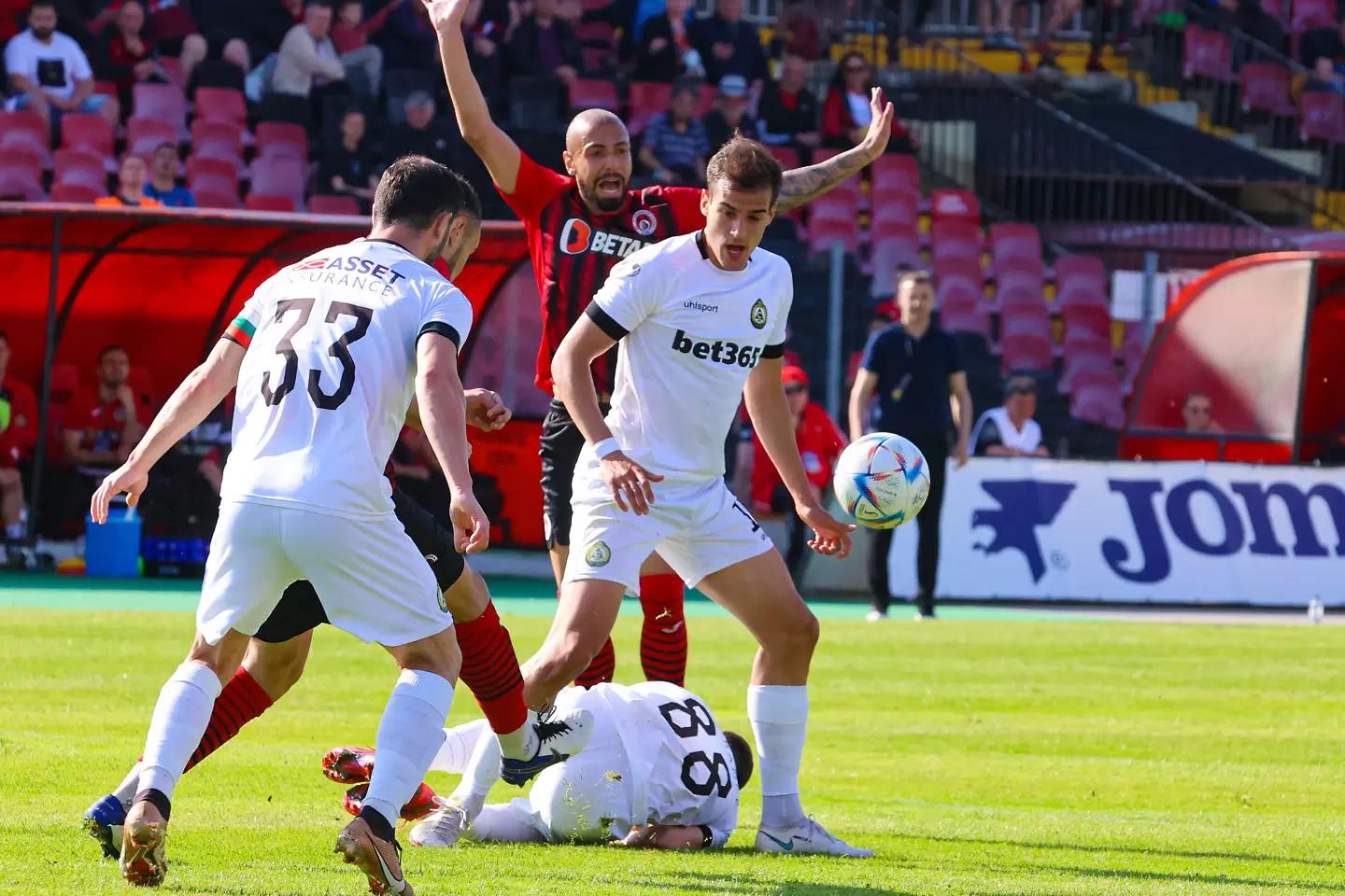 Спрягат любопитно име за нов наставник на Славия