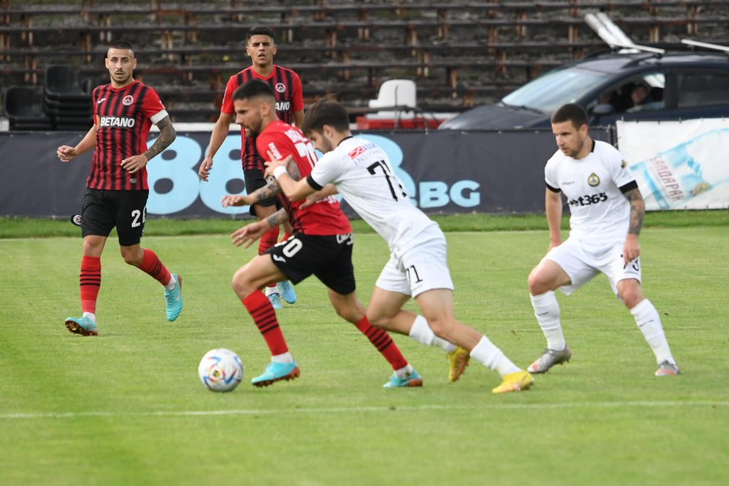 Опитен футболист напуска Локомотив София