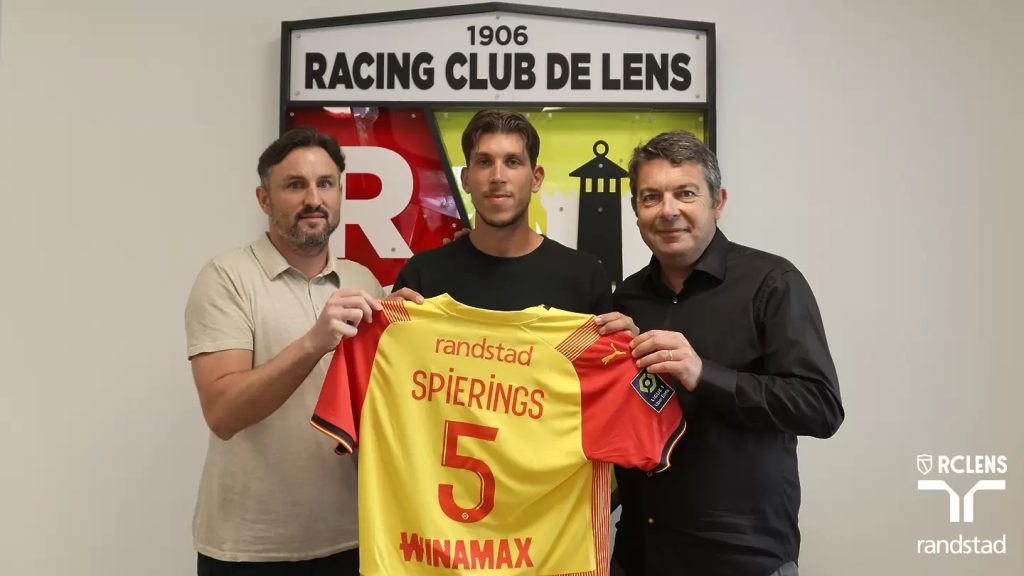 Бивш футболист на Левски осъществи впечатляващ трансфер