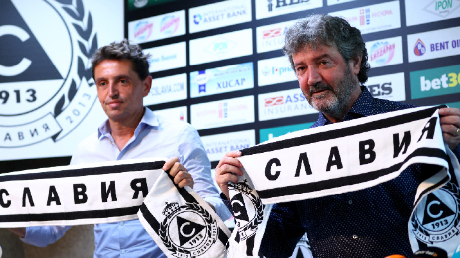 Спрягат треньора на Славия за нов селекционер на Беларус