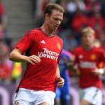 Тен Хаг за Джони Еванс: Той ще помага най-вече на младите играчи