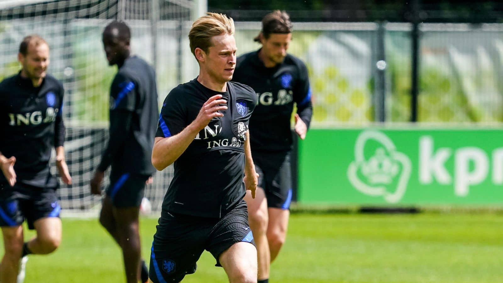 Манчестър Юнайтед отново преследва Френки де Йонг width=