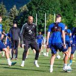 Наско Сираков изгледа днешното занимание на Левски