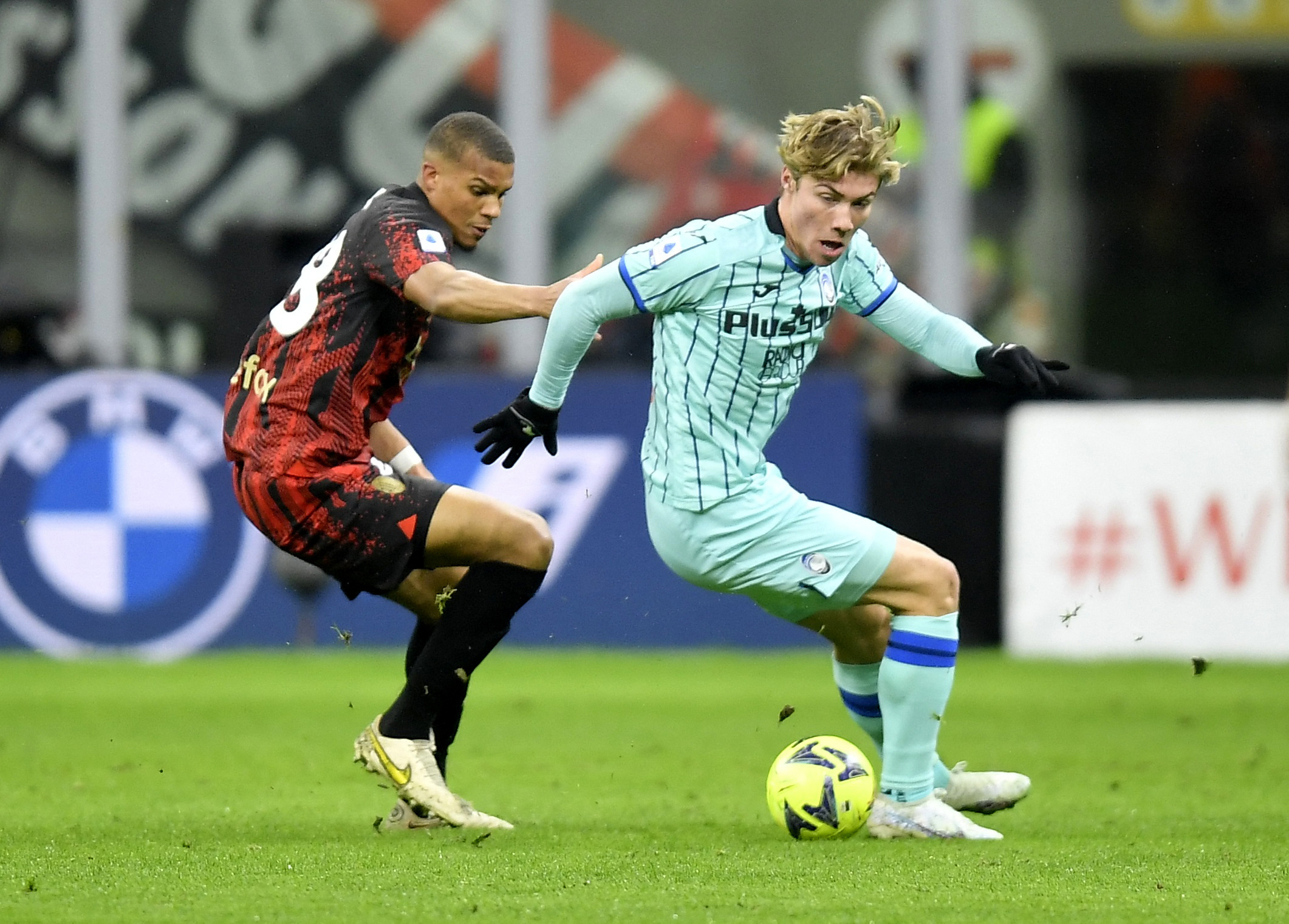 Манчестър Юнайтед изпраща офертата си за Хьойлунд до часове width=