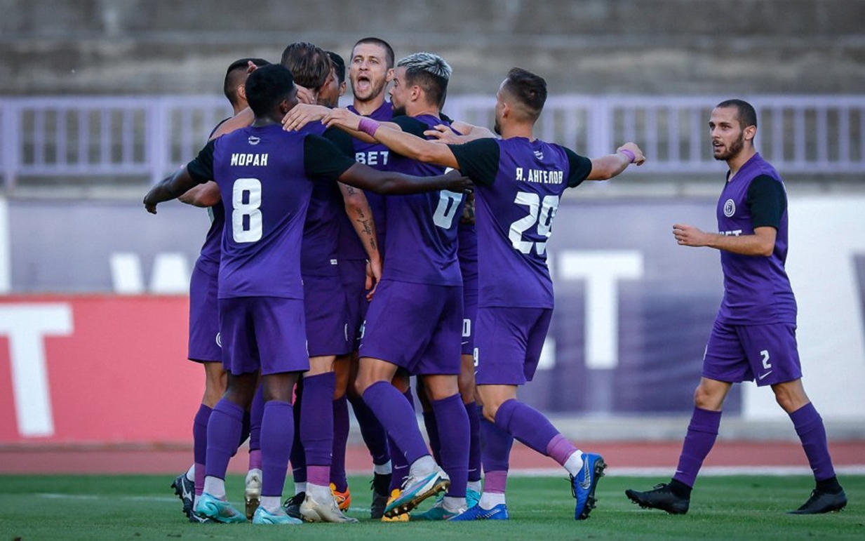 Етър излиза за първа победа срещу разклатения Ботев Пловдив